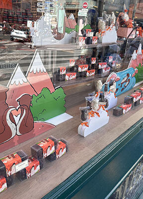 Vitrine A la Mère de Famille