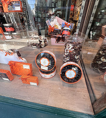 3-CTN-Realisation-Stand-CTN-Vitrine-Chocolaterie-A-la-Mere-de-Famille-Sol-PVC-Mid-Oak