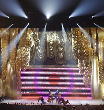 Curtains for staging, light and space management