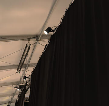 Rideaux et jupes de scène : pour un espace élégant