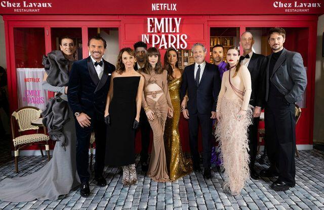 CTN-Moquette-Pave-Emily-in-Paris-saison-3-le-casting-reuni-pour-l-avant-premiere-parisienne